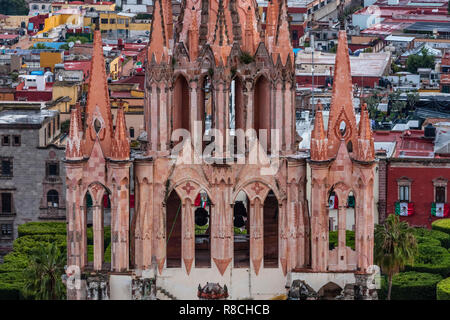 La PARROQUIA DE SAN MGIUEL ARCANGEL comme vu à partir d'un début de matinée balade en montgolfière - San Miguel de Allende, Mexique Banque D'Images