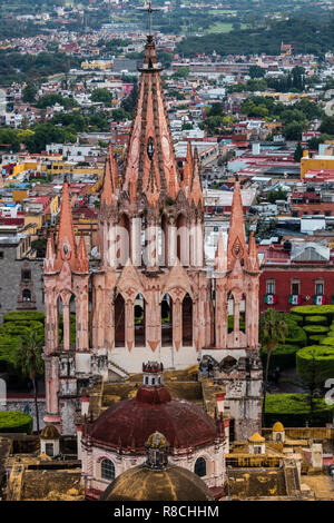 La PARROQUIA DE SAN MGIUEL ARCANGEL comme vu à partir d'un début de matinée balade en montgolfière - San Miguel de Allende, Mexique Banque D'Images