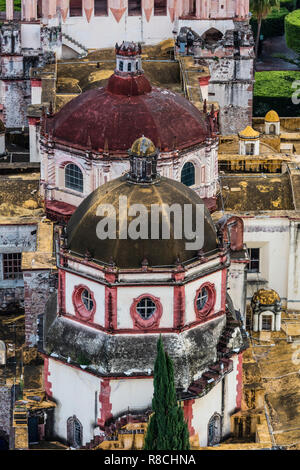 La PARROQUIA DE SAN MGIUEL ARCANGEL comme vu à partir d'un début de matinée balade en montgolfière - San Miguel de Allende, Mexique Banque D'Images