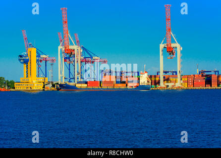 Odessa, Ukraine - 8 août 2018. Grues pour le chargement de gros porte-conteneurs et diverses cargaisons aux navires au chantier naval contre une belle e Banque D'Images