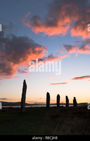 dh ANNEAU DE BRODGAR ORKNEY Pierre debout néolithique coucher de soleil hége en pierre préhistorique de l'âge du bronze de brome Banque D'Images