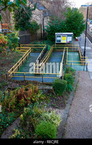 Mobilité rampe d'accès à Bradford on Avon gare, Banque D'Images