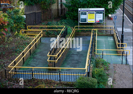 Mobilité rampe d'accès à Bradford on Avon gare, Banque D'Images