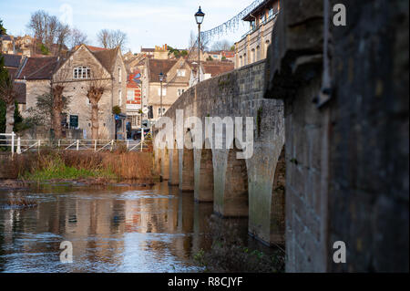 Vue de l'ouest de la ville, pont et Rivière Avon à partir du site de la rivière d'origine ford à Bradford on Avon, Wiltshire, Royaume-Uni. Banque D'Images