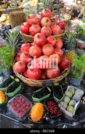 Les grenades et divers fruits sur une Borough Market stall en automne Novembre South London England UK KATHY DEWITT Banque D'Images