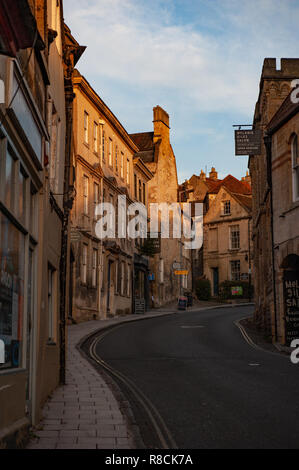 Moins de la circulation et des piétons rue d'argent, Bradford on Avon, Wiltshire, Royaume-Uni en fin d'après-midi, soleil d'hiver. Banque D'Images