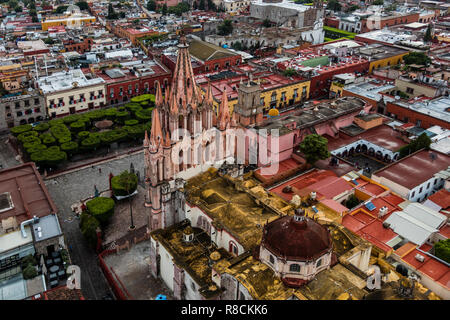 La PARROQUIA DE SAN MGIUEL ARCANGEL comme vu à partir d'un début de matinée balade en montgolfière - San Miguel de Allende, Mexique Banque D'Images