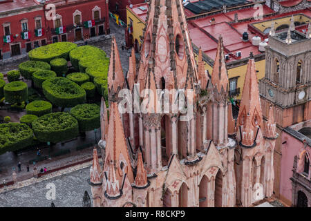 La PARROQUIA DE SAN MGIUEL ARCANGEL comme vu à partir d'un début de matinée balade en montgolfière - San Miguel de Allende, Mexique Banque D'Images