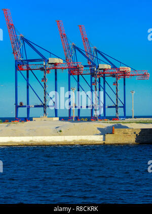 Odessa, Ukraine - 8 août 2018. Grues pour le chargement de gros porte-conteneurs et diverses cargaisons aux navires au chantier naval contre une belle e Banque D'Images