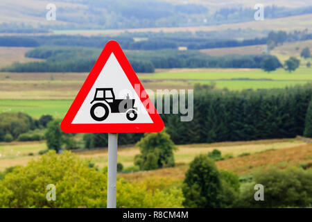 Triangle d'avertissement Panneau routier britannique de trafic agricole Banque D'Images