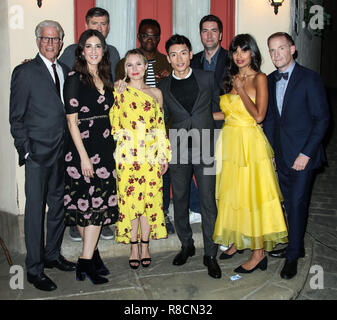 UNIVERSAL CITY, LOS ANGELES, CA, USA - Le 04 mai : Ted Danson, D'Arcy Carden, Kristen Bell, William Jackson Harper, Manny Jacinto, Jameela Jamil, Marc Evan Jackson à l'événement FYC pour NBC's "Le bon endroit" tenue à Universal Studios Backlot le 4 mai 2018 à Universal City, Los Angeles, Californie, États-Unis. (Photo par Xavier Collin/Image Press Office) Banque D'Images