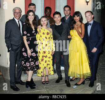 UNIVERSAL CITY, LOS ANGELES, CA, USA - Le 04 mai : Ted Danson, D'Arcy Carden, Kristen Bell, William Jackson Harper, Manny Jacinto, Jameela Jamil, Marc Evan Jackson à l'événement FYC pour NBC's "Le bon endroit" tenue à Universal Studios Backlot le 4 mai 2018 à Universal City, Los Angeles, Californie, États-Unis. (Photo par Xavier Collin/Image Press Office) Banque D'Images