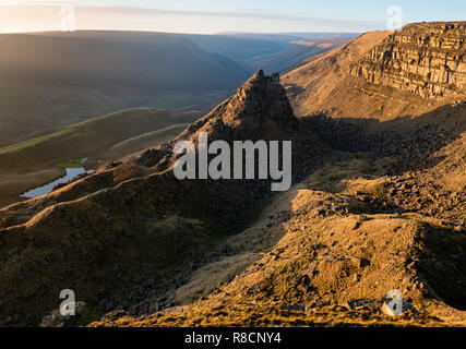 Le grand glissement de châteaux d'Alport Dale Alport ci-dessus dans le Derbyshire High Peak UK où millstone grit strates ont glissé par-dessus de lits de schiste Banque D'Images