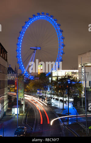 Allumé le London Eye et le Big Ben à Londres en arrière plan pendant la période de Noël. Banque D'Images