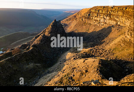 Le grand glissement de châteaux d'Alport Dale Alport ci-dessus dans le Derbyshire High Peak UK où millstone grit strates ont glissé par-dessus de lits de schiste Banque D'Images