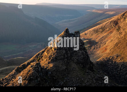 La tour au-dessus des châteaux d'Alport Dale Alport dans le Derbyshire High Peak UK où millstone grit strates ont glissé par-dessus de lits de schiste Banque D'Images