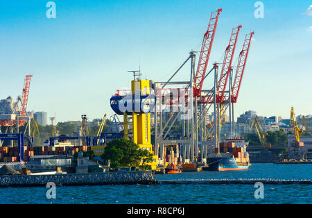 Odessa, Ukraine - 8 août 2018. Grues pour le chargement de gros porte-conteneurs et diverses cargaisons aux navires au chantier naval contre une belle e Banque D'Images