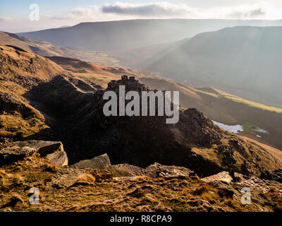 Le grand glissement de châteaux d'Alport Dale Alport ci-dessus dans le Derbyshire High Peak UK où millstone grit strates ont glissé par-dessus de lits de schiste Banque D'Images