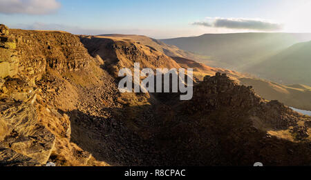 Le grand glissement de châteaux d'Alport Dale Alport ci-dessus dans le Derbyshire High Peak UK où millstone grit strates ont glissé par-dessus de lits de schiste Banque D'Images