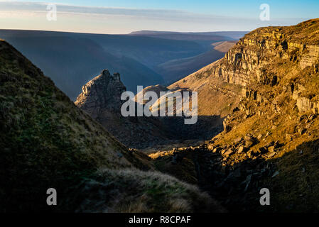 Le grand glissement de châteaux d'Alport Dale Alport ci-dessus dans le Derbyshire High Peak UK où millstone grit strates ont glissé par-dessus de lits de schiste Banque D'Images