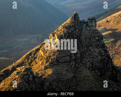 La tour au-dessus des châteaux d'Alport Dale Alport dans le Derbyshire High Peak UK où millstone grit strates ont glissé par-dessus de lits de schiste Banque D'Images