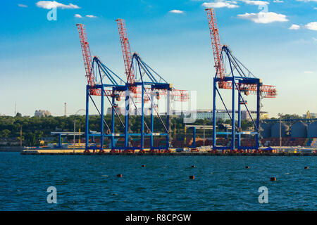 Odessa, Ukraine - 8 août 2018. Grues pour le chargement de gros porte-conteneurs et diverses cargaisons aux navires au chantier naval contre une belle e Banque D'Images