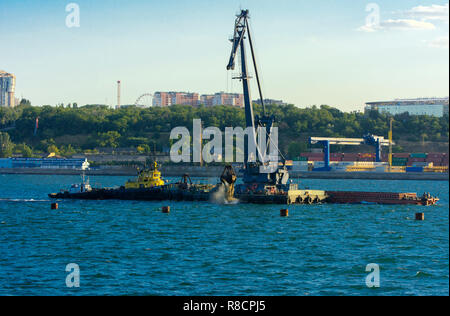 Odessa, Ukraine - 8 août 2018. Grues pour le chargement de gros porte-conteneurs et diverses cargaisons aux navires au chantier naval contre une belle e Banque D'Images