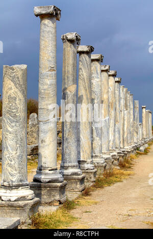 La Turquie, l'ancienne colonne de marbre à Perge ville antique de la ville d'Antalya. Banque D'Images