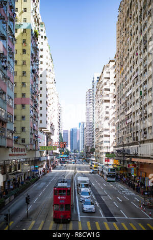 Les touristes et le trafic local sur les rues de Hong Kong, Chine. Banque D'Images