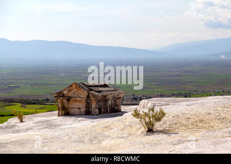 Travertins blancs dans la ville antique d'Hiérapolis à Pamukkale, Turquie Banque D'Images