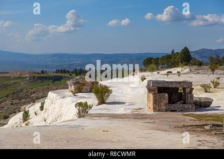 Travertins blancs dans la ville antique d'Hiérapolis à Pamukkale, Turquie Banque D'Images