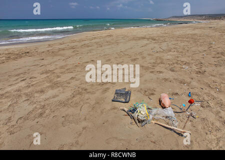 Belle plage sauvage au nord vide, de Chypre, de détritus sur le sable. Concept de propreté de l'océan. Banque D'Images