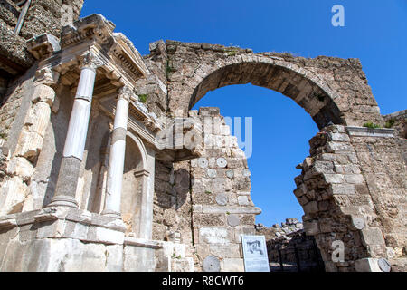 La Turquie, ancienne porte de la ville antique de Side dans la ville d'Antalya. Banque D'Images