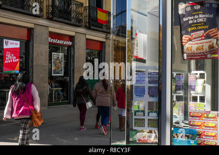 Vue sur la rue avec un kiosque de loterie UNE FOIS, Madrid, Espagne Banque D'Images