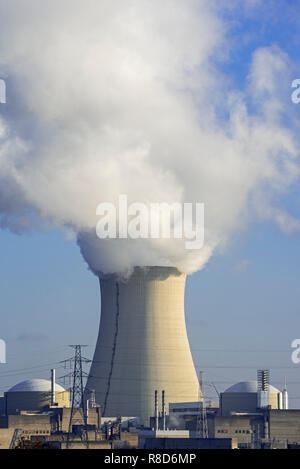 Tour de refroidissement de la centrale nucléaire de Doel / centrale nucléaire dans le port d'Anvers, Flandre orientale, Belgique Banque D'Images