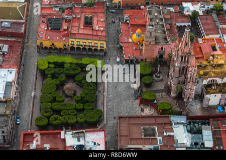 La PARROQUIA DE SAN MGIUEL ARCANGEL et le jardin vu depuis un matin tôt balade en montgolfière - San Miguel de Allende, Mexique Banque D'Images