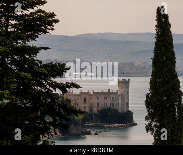 Belle vue sur le Château de Miramare et de la ville de Trieste, Frioul-Vénétie Julienne, Italie Banque D'Images