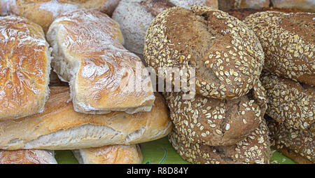 Close up of fresh baked grenier et miches de pain blanc Banque D'Images