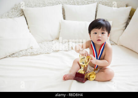 Deux petits bébés mignons photo. Couches bébé portant en chambre blanche. 219 Banque D'Images