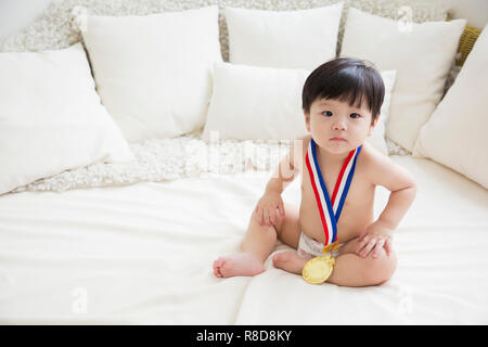 Deux petits bébés mignons photo. Couches bébé portant en chambre blanche. 214 Banque D'Images