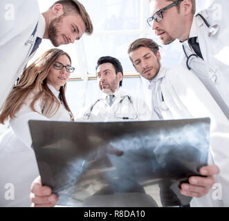 Collègues médecins regardez les x-ray du patient Banque D'Images