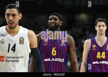 Madrid, Espagne. 13 Décembre, 2018. Chris Singleton (centre), # 6 de Lassa de Barcelone pendant la sourit Turkish Airlines EuroLeague 2018/2019 Saison régulière 12 Ronde match entre le Real Madrid et le FC Barcelone à WiZink Lassa au centre de Madrid. Real Madrid (Espagne) a battu le FC Barcelone (Espagne) 92-65 de Lassa. Credit : Jorge Sanz/Pacific Press/Alamy Live News Banque D'Images