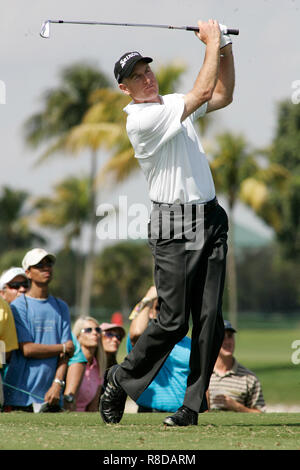 Jim Furyk tees off sur 9 trous au cours de la première ronde du World Golf Championships - CA Championship à Doral Country Club à Doral en Floride, le 12 mars 2009. Banque D'Images