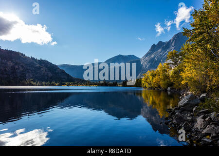 Lac d'argent aux couleurs de l'automne sur la BOUCLE DU LAC JUIN - l'EST DE LA SIERRA, EN CALIFORNIE Banque D'Images