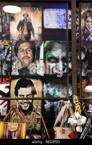 T-shirt et des souvenirs dans le magasin Junin street dans le centre de la ville Medellin Banque D'Images