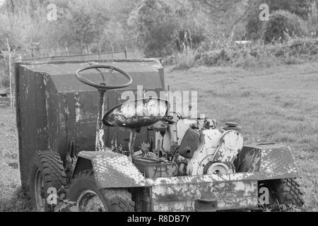 Vieux tracteur agricole dans le jardin (Pesaro, Italie) Banque D'Images