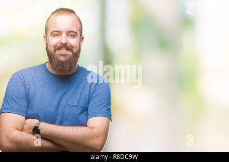 Young caucasian hipster homme sur fond isolé heureux face smiling avec bras croisés regardant la caméra. Personne positive. Banque D'Images