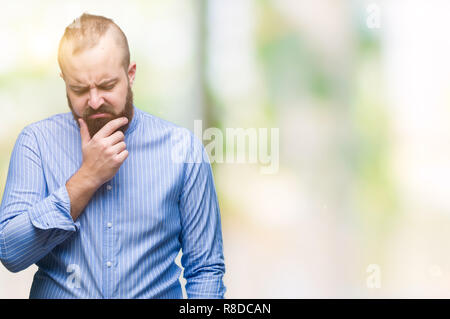 Young caucasian hipster homme sur fond isolé à la pensée fatigué et ennuyé par la dépression Les problèmes avec les bras croisés. Banque D'Images