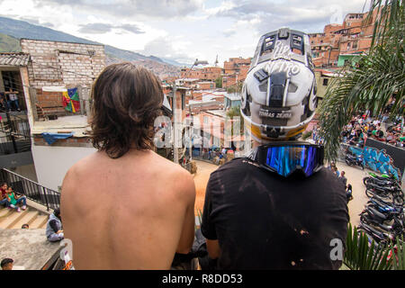 Deux des participants de la course reste à regarder le quartier Las Independencias en descente Medellin 2018 Défi. C'est événement cycliste Banque D'Images