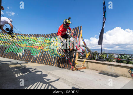 Nicholi Rogatkin la piste pendant la descente à Medellin 2018 Défi. Le vélo qui a eu lieu ce 2 décembre 2018 dans les quartiers de la Banque D'Images